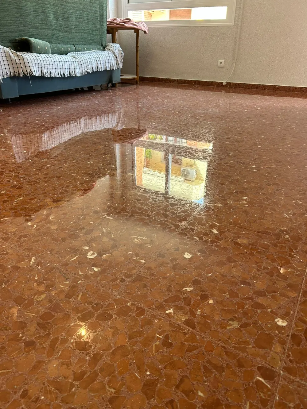 Terrazo rojo marmolina cristalizado, brillo espejo — trabajo real de Pulimentos Jiménez