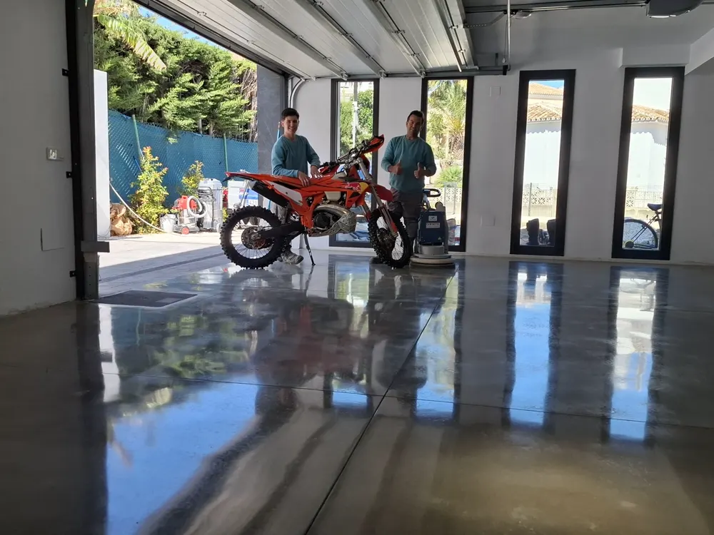 Garaje pulido espejo con clientes y moto KTM — trabajo real de Pulimentos Jiménez