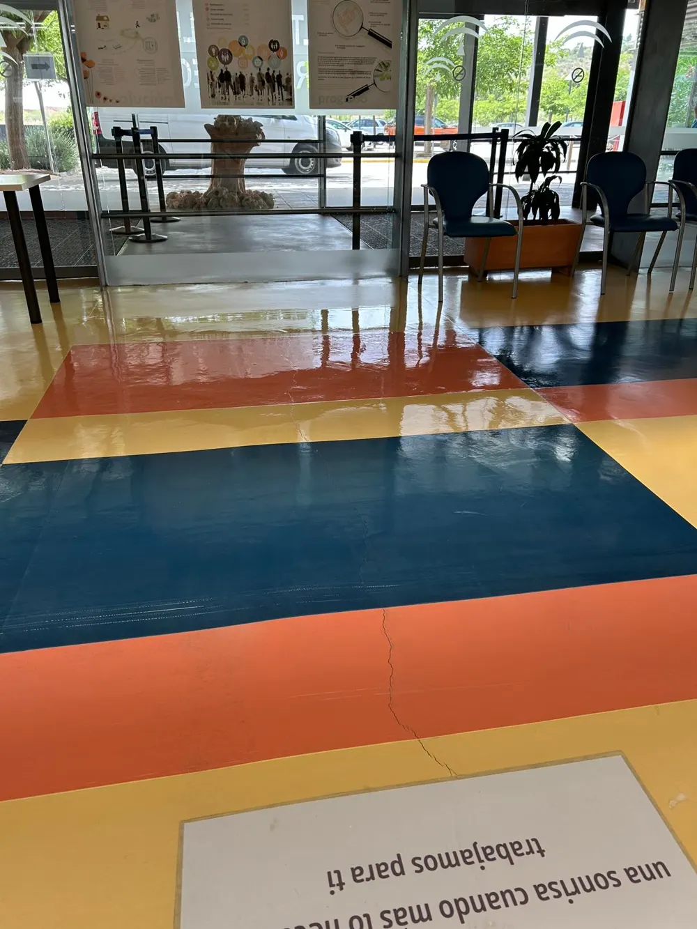 Hall hospital con suelo epoxi multicolor brillante — trabajo real de Pulimentos Jiménez