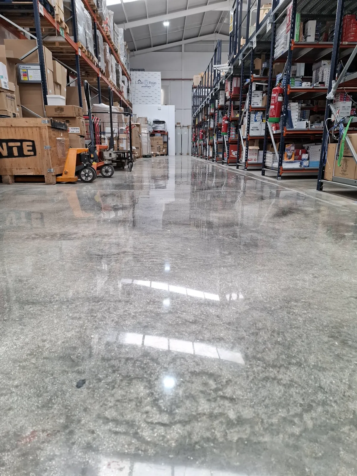 Nave de almacén con estanterías y el hormigón pulido brillante
