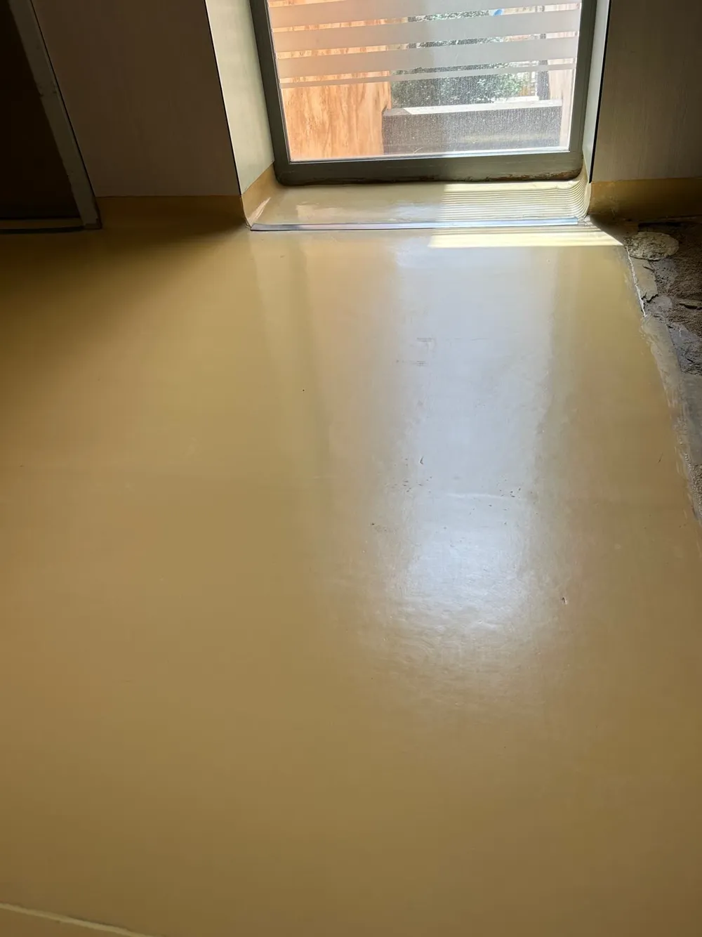Pavimento continuo de resina aplicado en vivienda — trabajo real de Pulimentos Jiménez