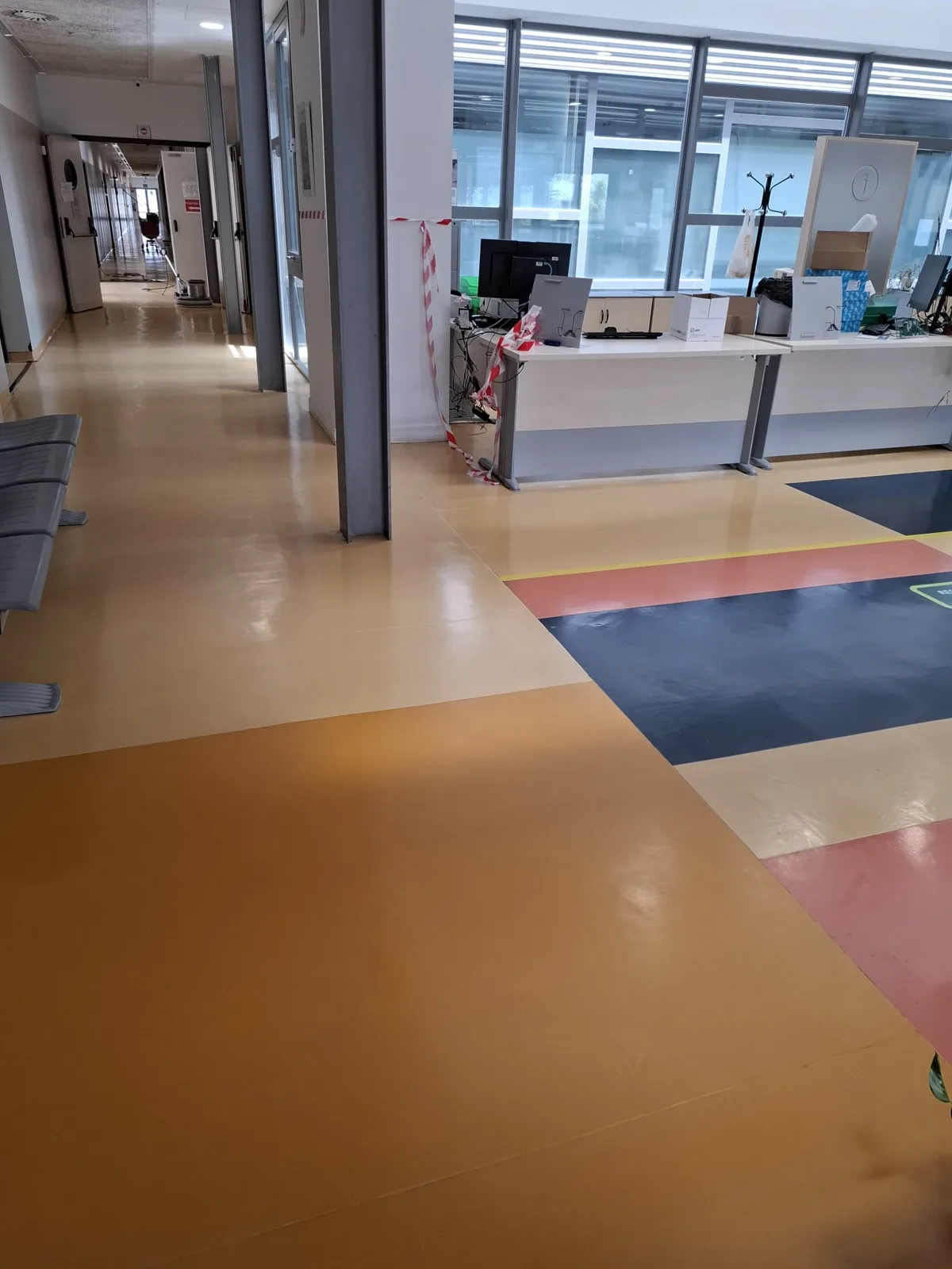 Suelo vinílico de un hospital abrillantado, con acabado brillante y uniforme en el pasillo — trabajo real de Pulimentos Jiménez